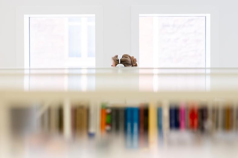 hulib_rajattukäyttöoikeus_kuvaaja_Jussi_Männistö_Kaisa_kirjahylly