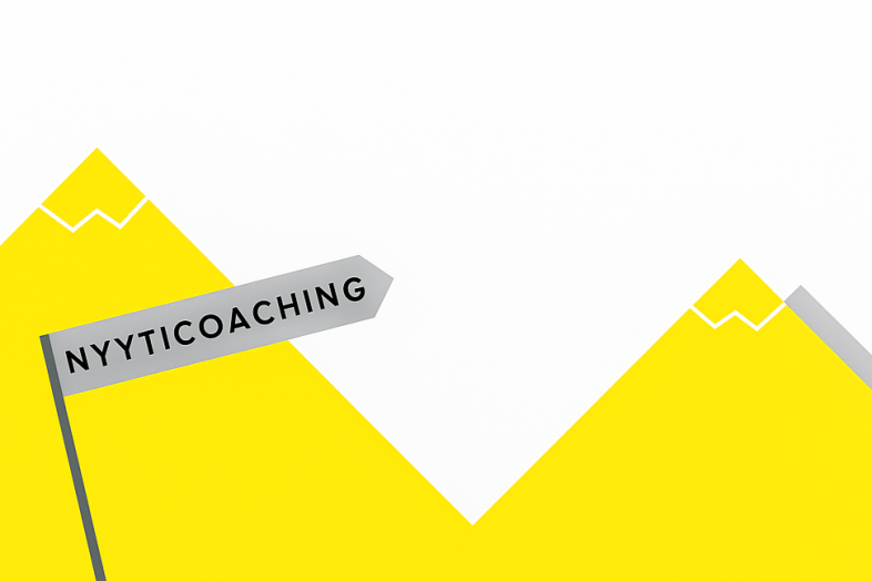 Kaksi vuorenhuippua ja kyltti, jossa teksti "NyytiCoaching".