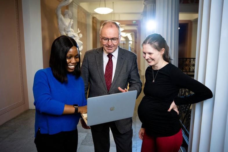 Yliopiston henkilökuntaa Päärakennuksella.