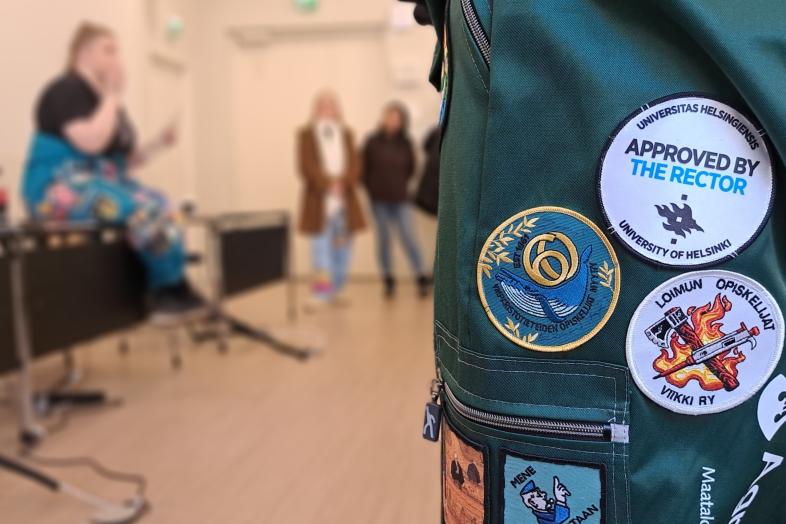 Haalareihin pukeutuneita opiskelijoita.