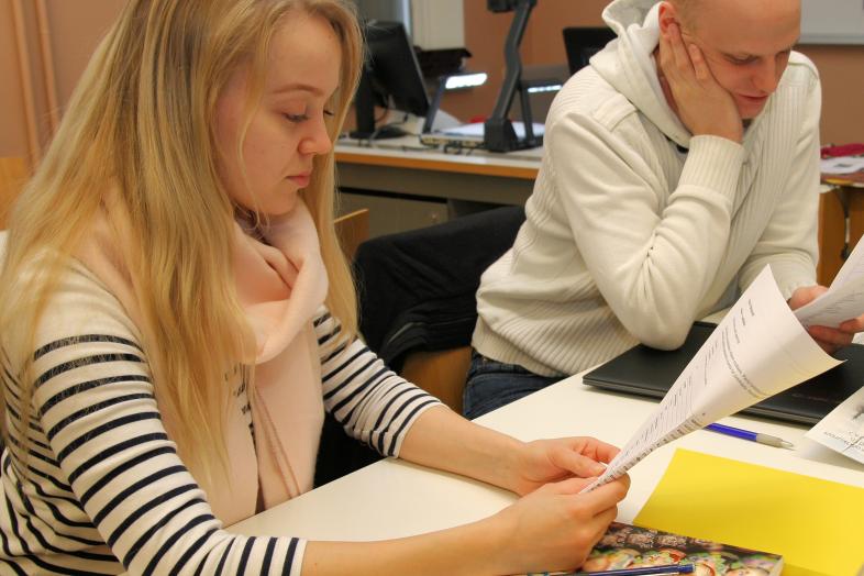 Oiskelijoita luokkatilassa. 