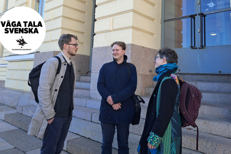 Helsingin yliopiston henkilöstöä ja opiskelijoita keskustelemassa Päärakennuksen edessä.