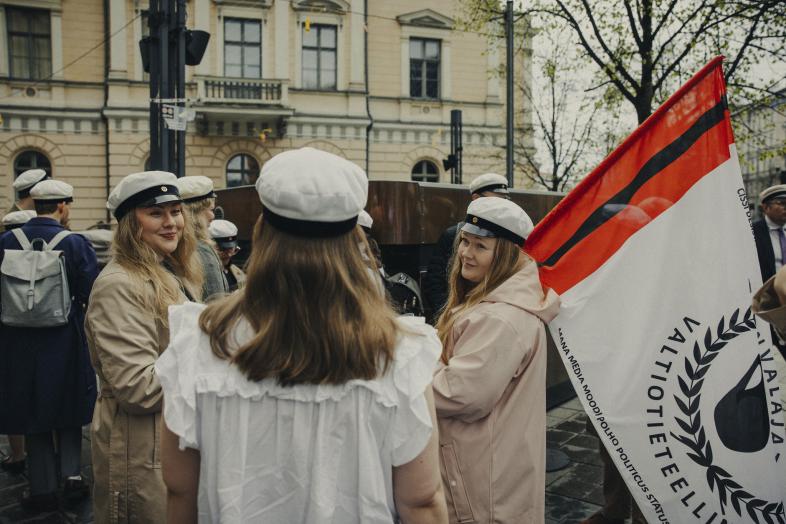 Opiskelijoita ylioppilaslakeissa.