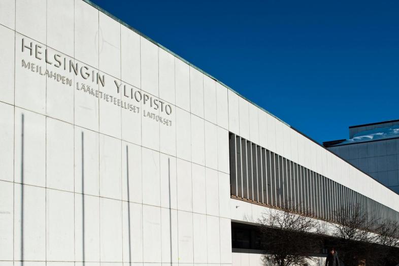 Valkoisen rakennuksen seinässä teksti "Helsingin yliopisto, Meilahden lääketieteelliset laitokset".