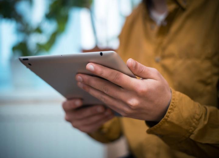 Kuvituskuva: tabletti käsissä