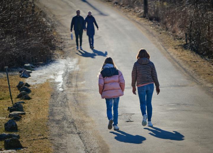 Nuoria kävelee tiellä