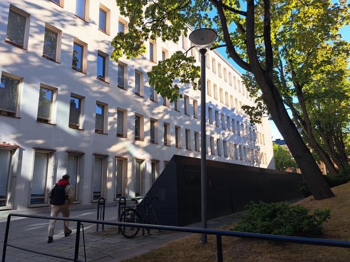 Opiskelija kävelee Metsätalon sivustalla.