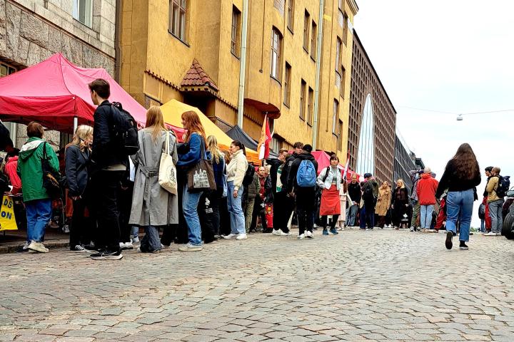 Joukko opiskelijoita Fabianinkadulla.