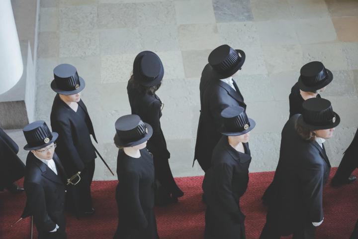 Tohtoreita promootioaktissa.