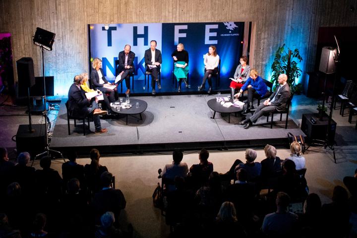 Thinkfest-tapahtuman esiintyjiä ja yleisöä Tiedekulmassa.