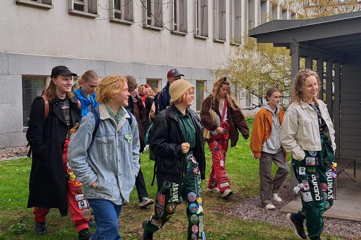 Tuutoriseikkailun osallistujia Metsätalon pihalla.