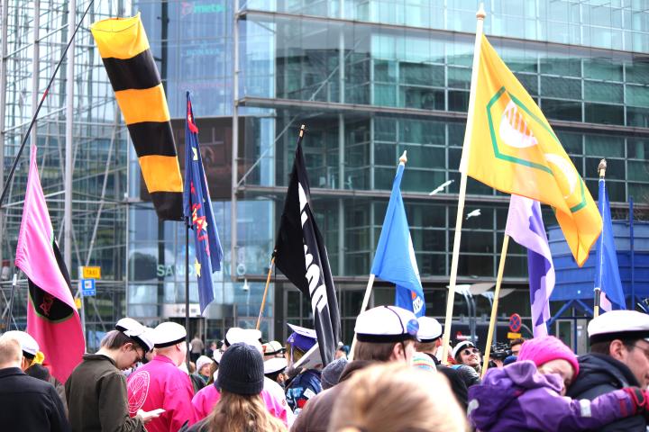 Opiskelijoita tiedemarssilla.