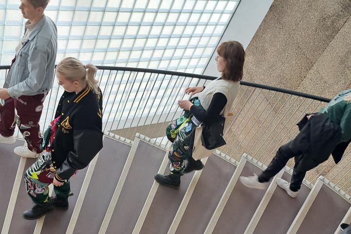 Opiskelijoita kävelemässä Porthanian rappukäytävässä.