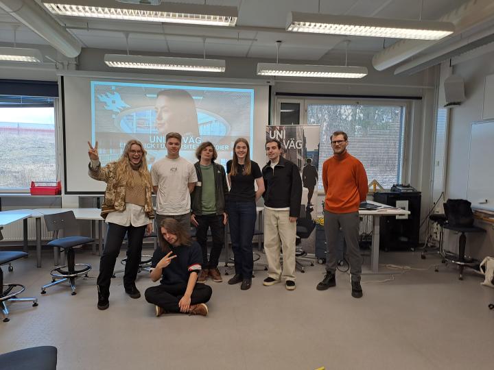 Uni på väg-föreläsare på besök i Helsinge gymnasium i Vanda.